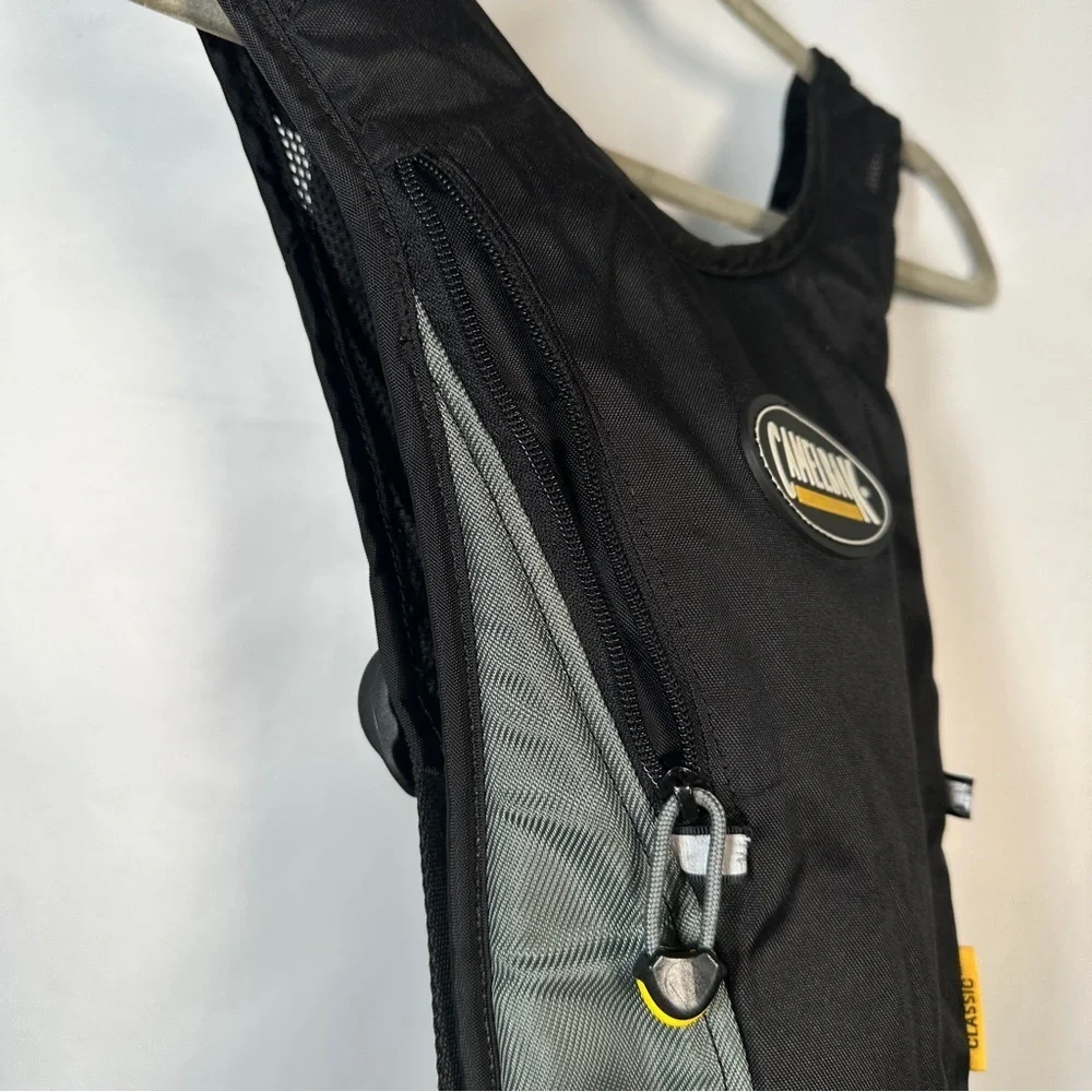 CamelBak Classic Hydration Pack Lightweight Reflective Zip Pocket OS Black Gray